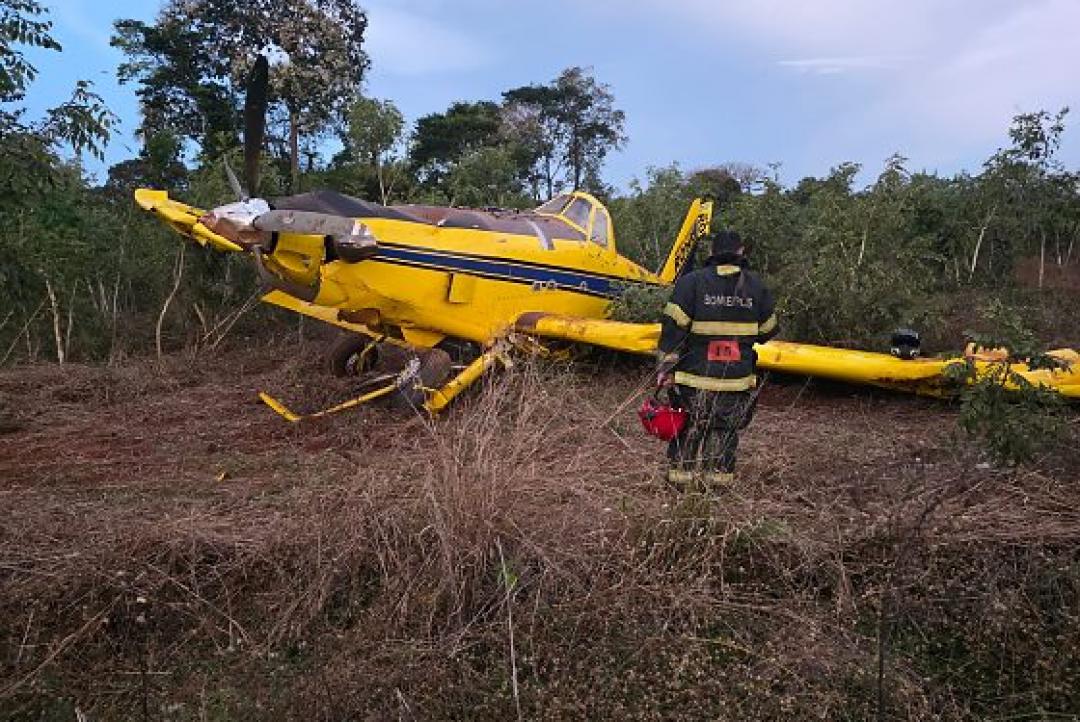 Avião agrícola cai em área de vegetação em Tangará da Serra