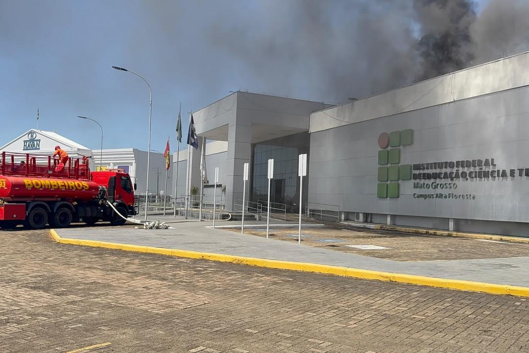 Incêndio de grandes proporções atinge parte do prédio do IFMT 