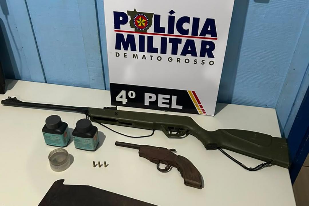 Homem é detido após denúncia de agressão e PM encontrar armas e munições em sítio 