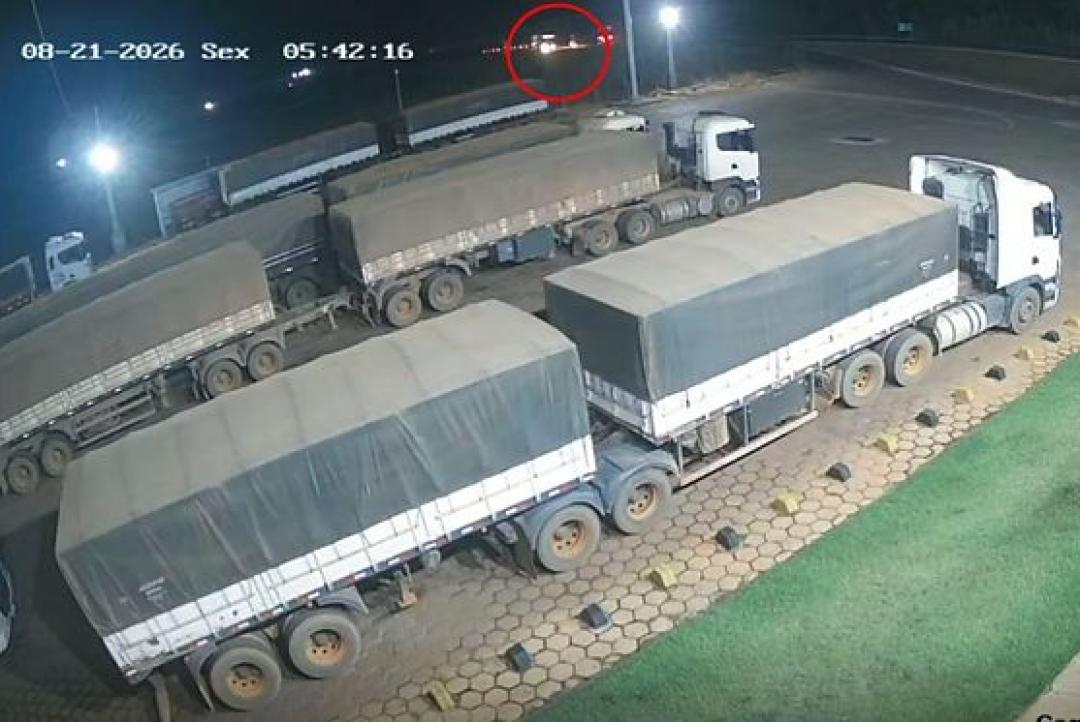 Vídeo mostra momento em que duas carretas batem de frente na BR-158 em Confresa