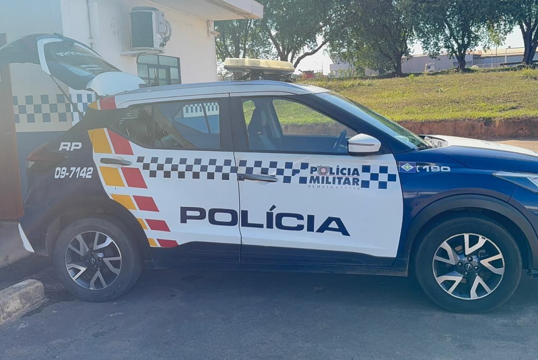 Mulher é conduzida à delegacia após homem ser encontrado morto em chácara