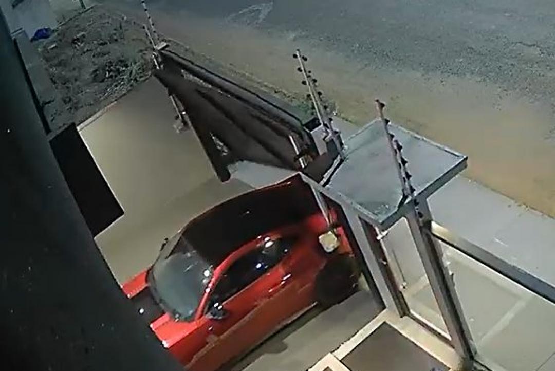 Vídeo mostra mulher arrombando portão com Mustang para fugir de casa em Campo Novo do Parecis