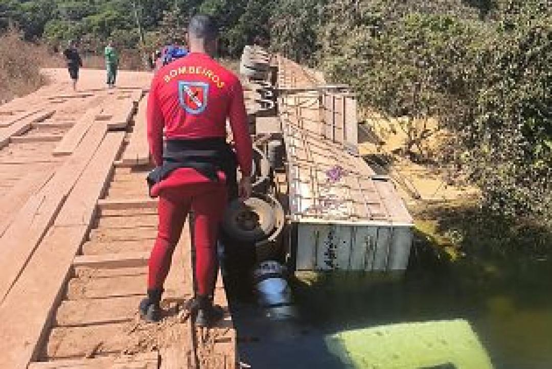 Motorista de 29 anos morre após caminhão cair em rio durante travessia de ponte em MT