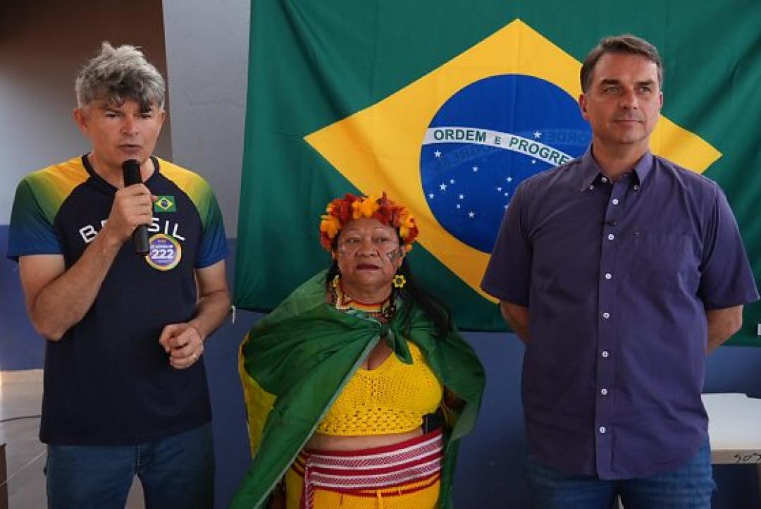 Em aldeia em MT, Flávio Bolsonaro promete fundo de crédito e autonomia a produtores indígenas