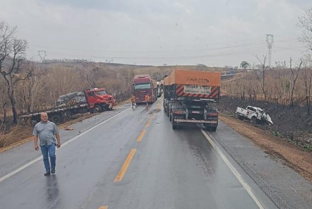 Batida entre caminhão e S10 mata duas pessoas e deixa uma ferida em Jangada