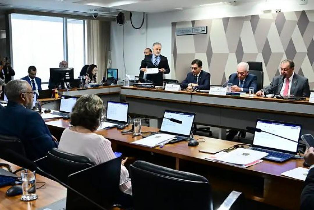CCJ do Senado aprova PEC que acaba com jornada 6x1