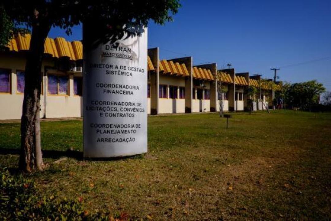 Juiz condena ex-servidores do Detran em R$ 335 mil por esquema que apagava multa em troca de propina
