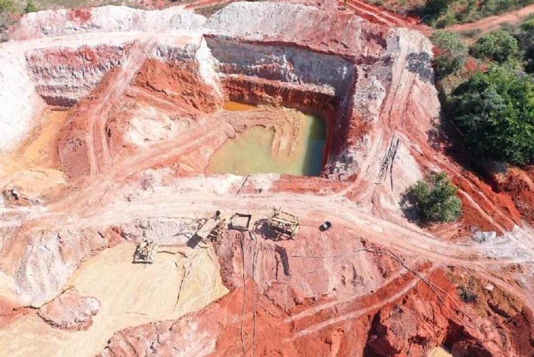 Barranco desaba sobre retroescavadeira e mata trabalhador soterrado em Poconé