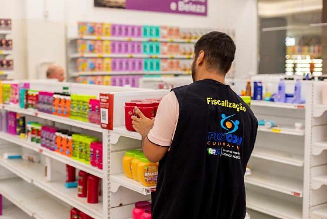 Procon fiscaliza shoppings de Cuiabá e apreende 926 produtos