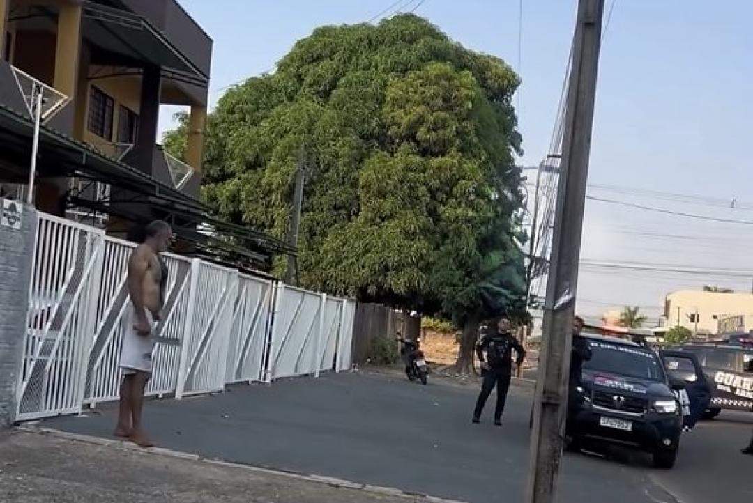 Homem ameaça pessoas com facão, avança contra guarda municipal e acaba morto