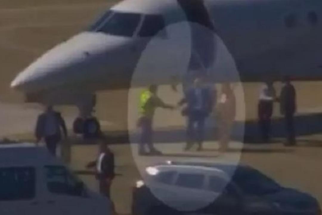 Vídeo mostra Moraes e esposa desembarcando de jatinho de Vorcaro