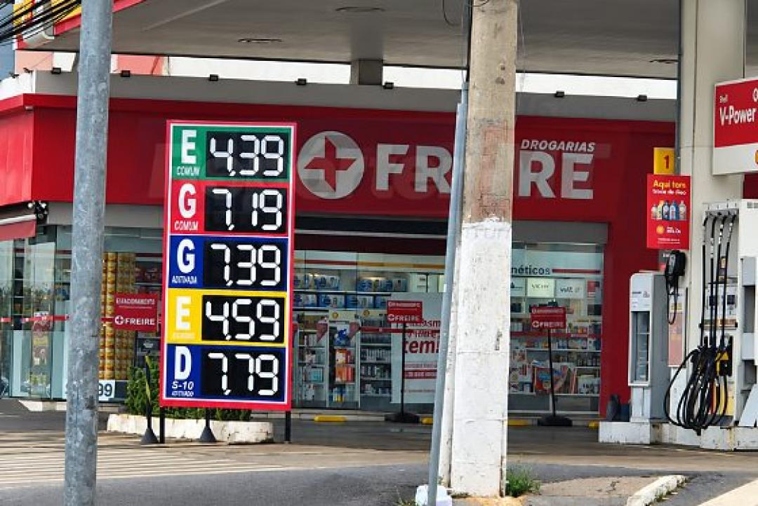 Após gasolina bater R$ 7,19, Procon faz operação contra abuso nos postos em Cuiabá