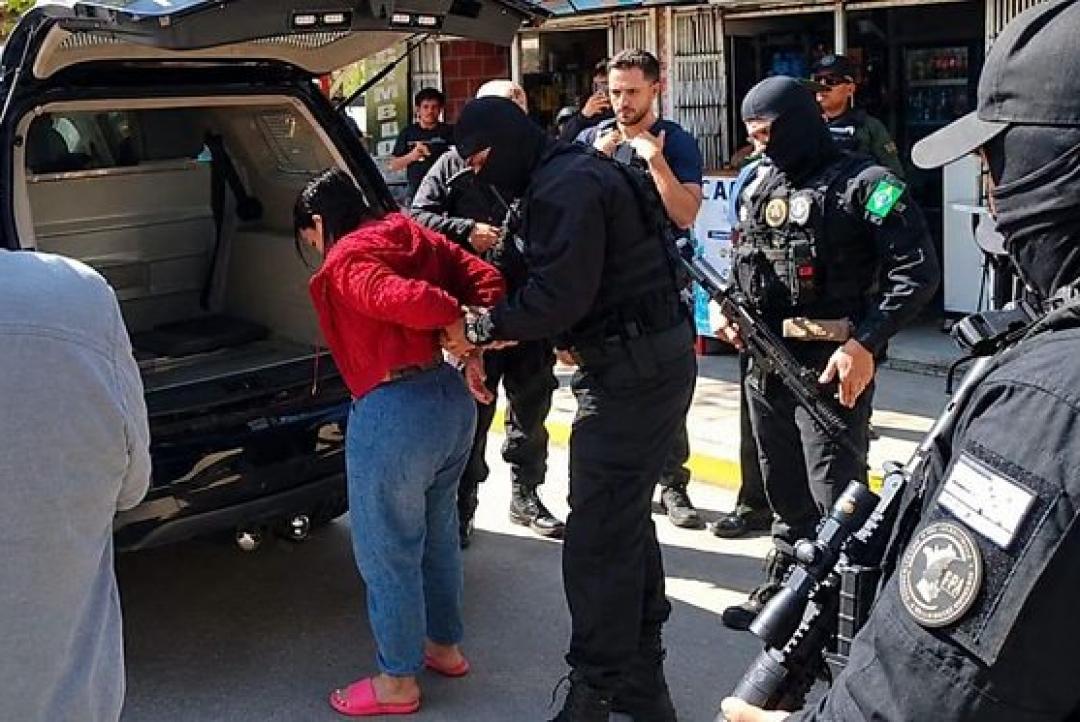 Chefe de facção, Angeliquinha é entregue à PF em Corumbá e aguarda retorno a MT