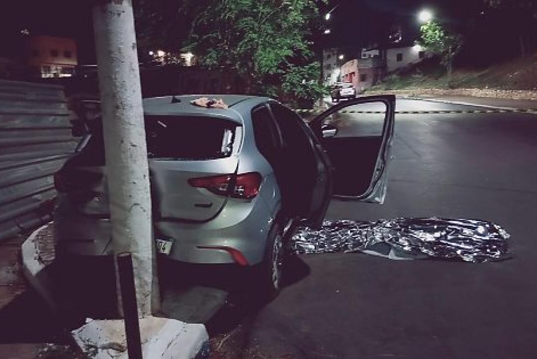 Bandidos roubam carro de aplicativo, trocam tiros com a PM e um morre em Cuiabá