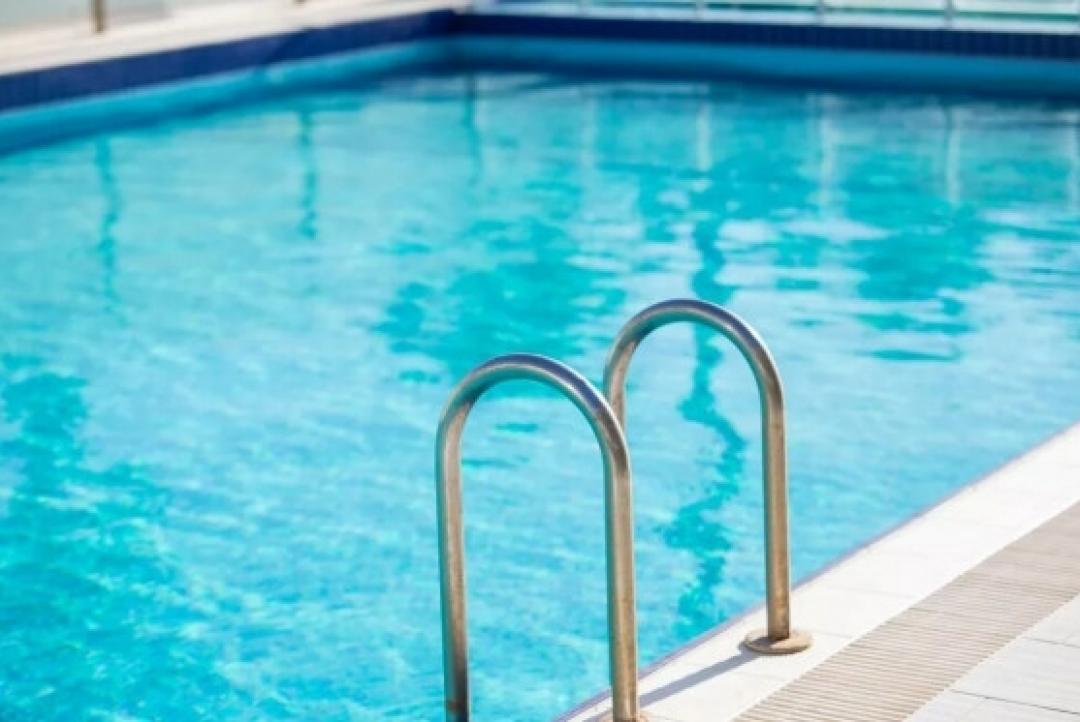 Menina de 1 ano e 2 meses morre após ser encontrada submersa em piscina