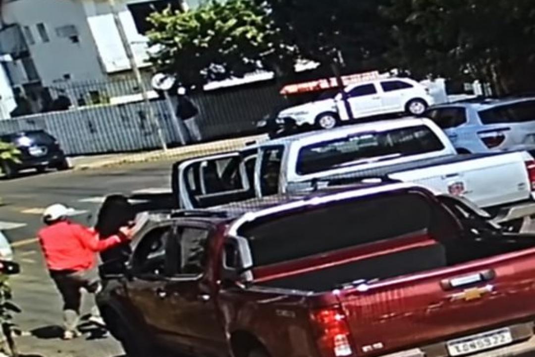 Vídeo flagra bandidos sequestrando mulher em semáforo em plena luz do dia