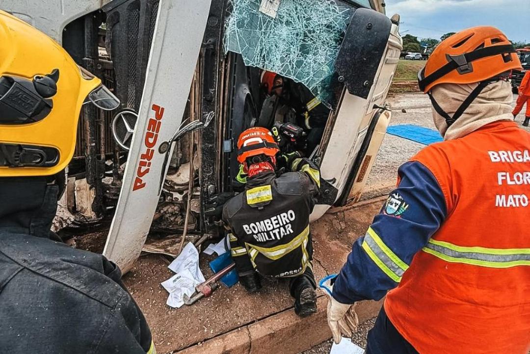 Bombeiros retiram vítima das ferragens após acidente com morte na BR-163