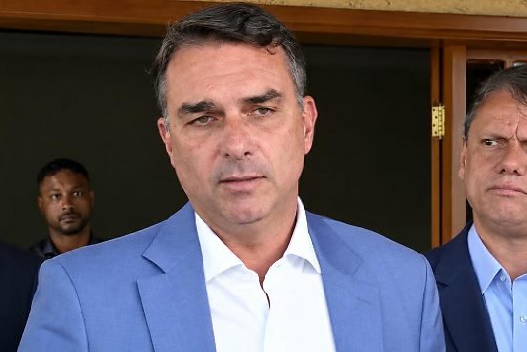 Flávio defende jornada flexível com trabalhador no comando e acusa Lula de oportunismo: “Em quatro anos de governo, não fez”
