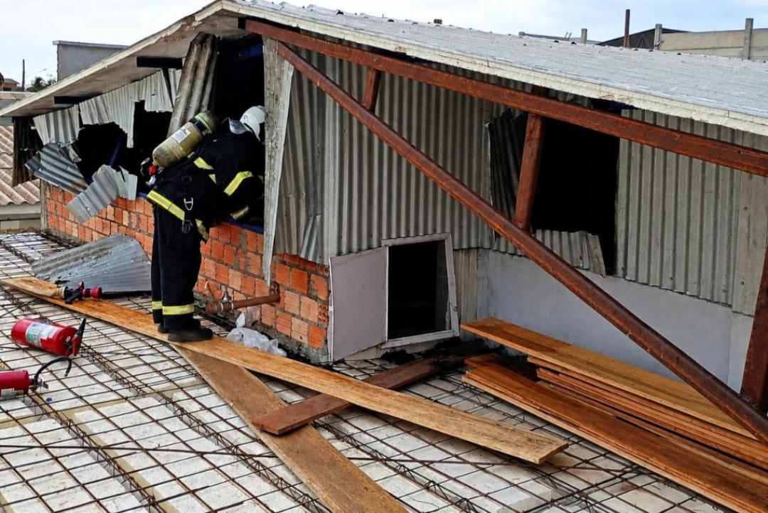 Corpo de Bombeiros combate incêndio no telhado de hospital municipal