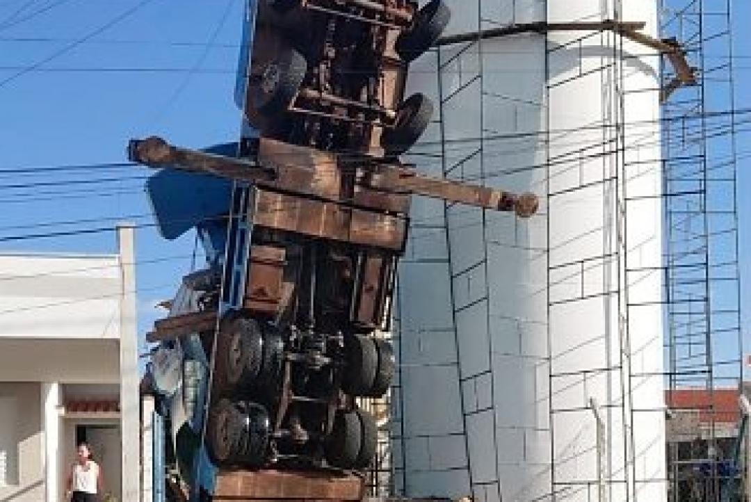 Caminhão guindaste tomba e destrói parte de casa durante obra em Cuiabá; vídeo