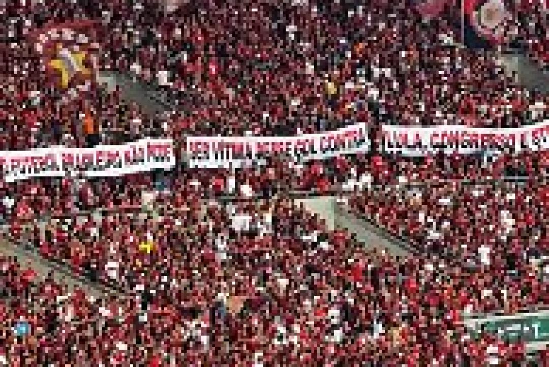 Torcida do Flamengo mira Lula, Congresso e STF em protesto contra proibição das bets; vídeo