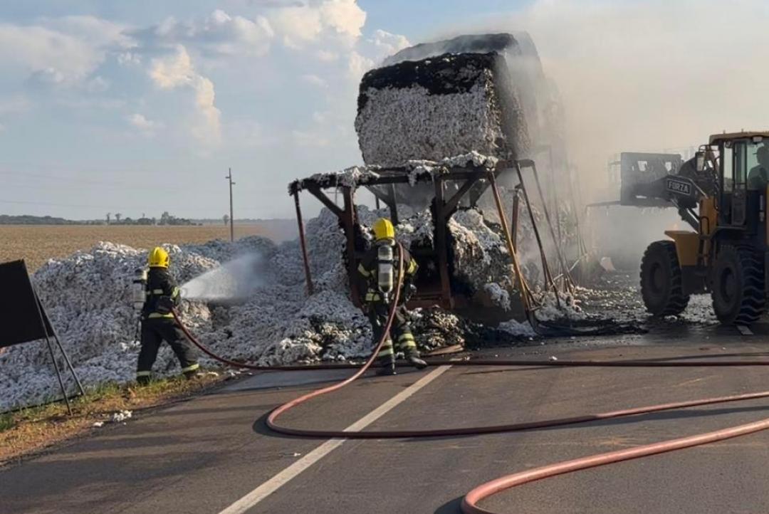 Bombeiros extinguem incêndio em carreta com carga de algodão na BR-163