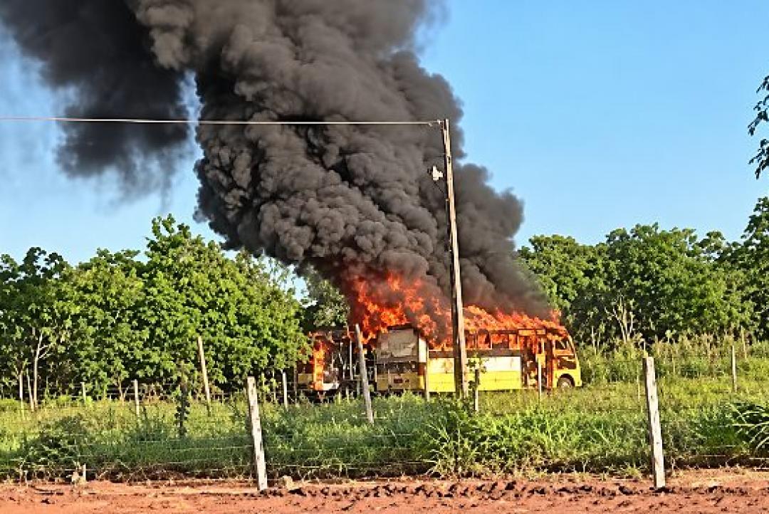 Ônibus escolar pega fogo na zona rural de Chapada dos Guimarães; vídeo