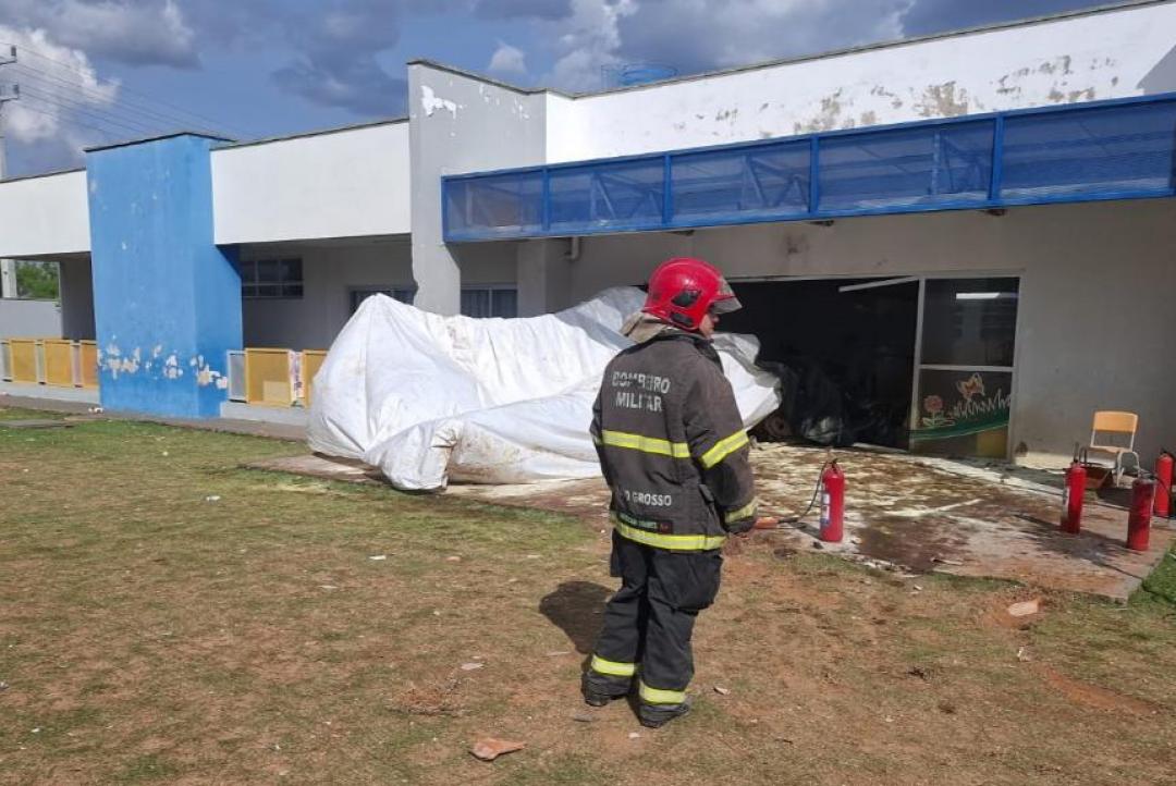 Corpo de Bombeiros socorre piloto após queda de avião agrícola em creche de Campo Verde; não houve outros feridos