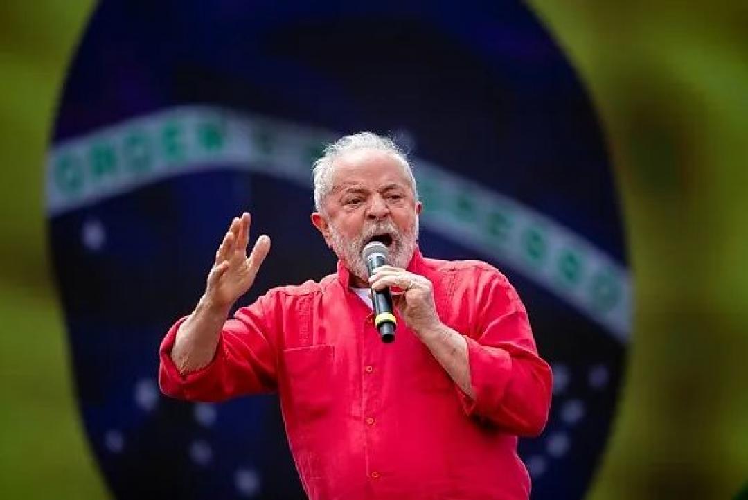 Após vitória de Lula, dólar explode 12% e vai a R$ 5,60; Bolsa suspende negociações e Ibovespa futuro despenca quase 20%