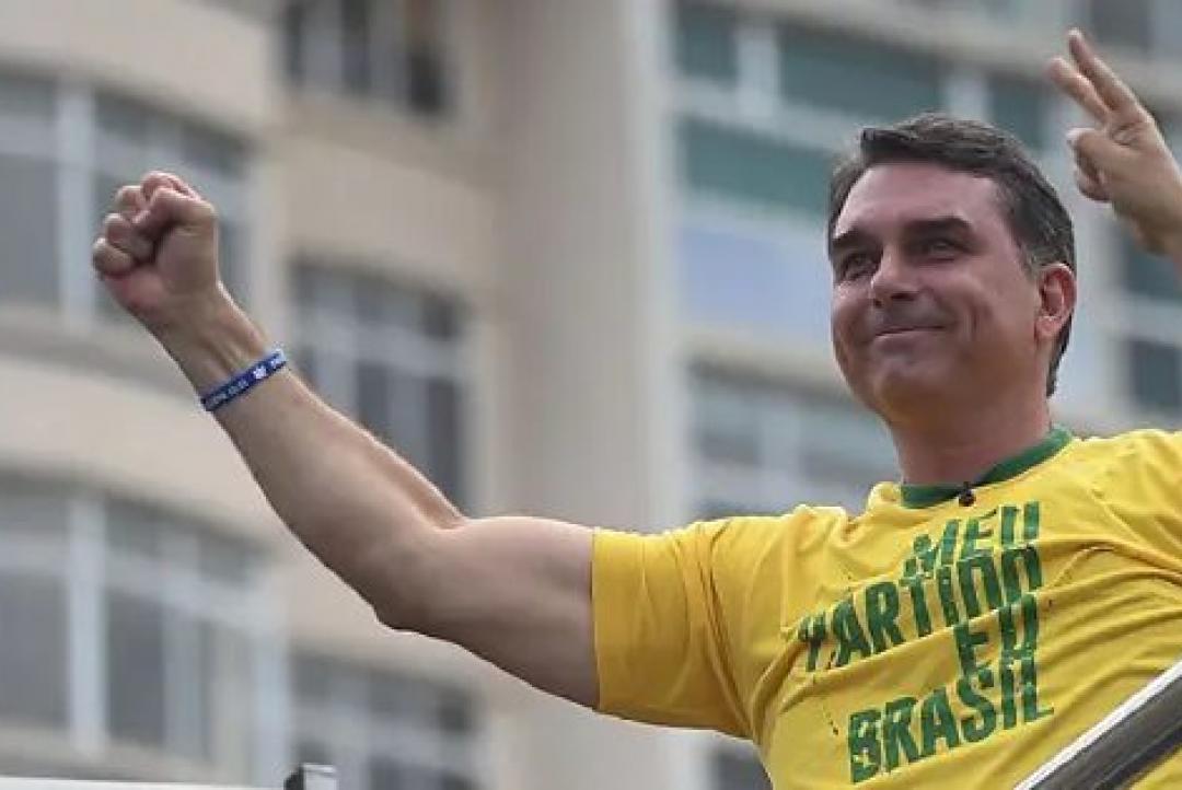 Flávio diz que eleição foi fraude e se proclama presidente eleito nos EUA