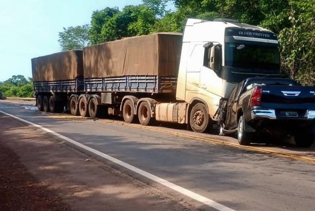 Ex-servidora, filho e pais morrem em batida entre Hilux e carreta em MT; vídeo