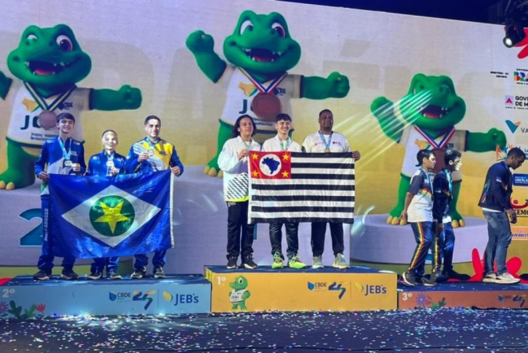 Atleta de Sinop conquista medalha de prata por equipes no xadrez em competição nacional