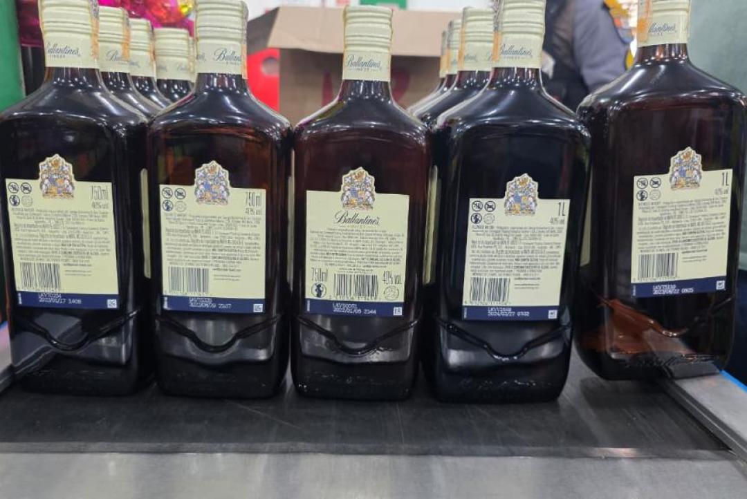 Fiscalização conjunta apreende 30 garrafas de whisky suspeitas de adulteração com metanol em Itanhangá
