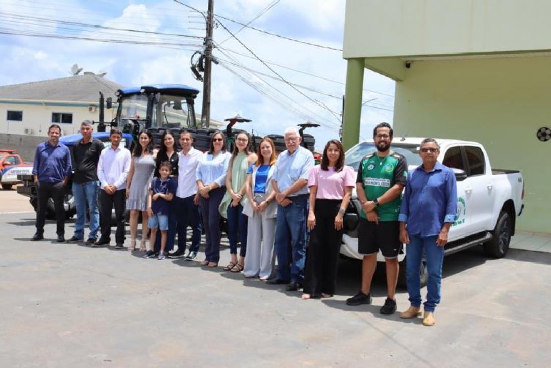 Nova Monte Verde recebe trator de pneus, plantadeiras e caminhonete Hilux