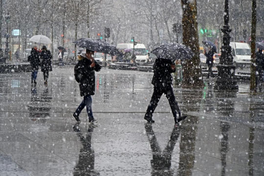 Forte nevasca atinge Paris e outras regiões da França. Vídeo