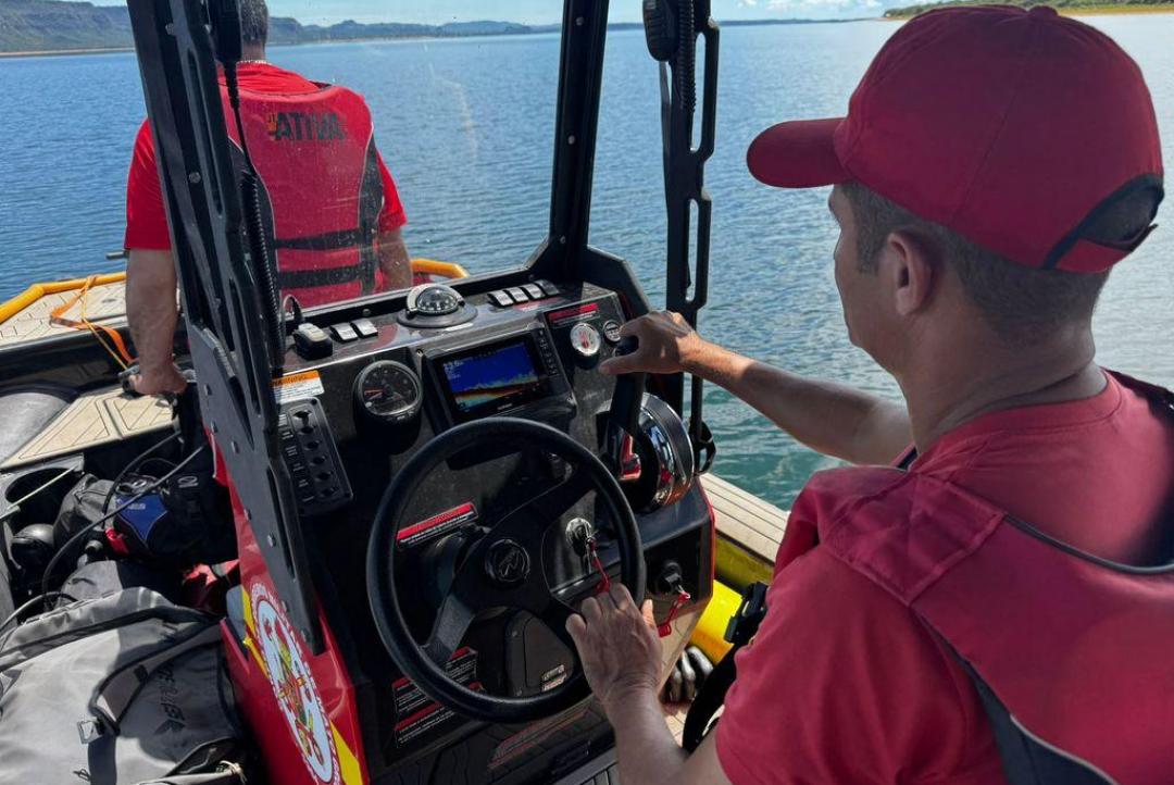 Corpo de Bombeiros realiza buscas por desaparecidos após naufrágio de embarcação