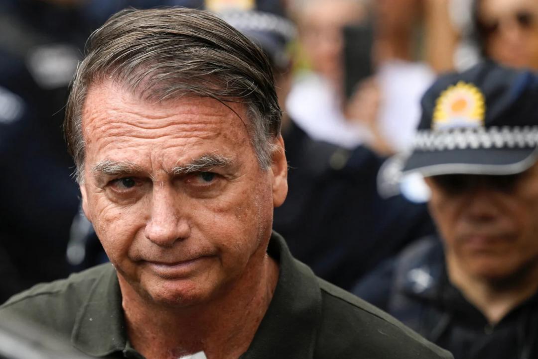 Bolsonaro teve traumatismo craniano ‘leve’, diz médico; ex-presidente retorna à PF