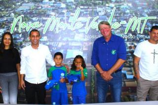Prefeitura realiza entrega de kits de Uniformes Escolares.