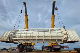 Com mais de 70 toneladas, eixo da roda-gigante chega ao Parque Novo Mato Grosso