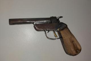 PM apreende adolescente e localiza arma de fogo escondida em câmara fria de supermercado