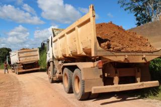Obras de cascalhamento e recuperação de pontos críticos nas estradas vicinais, são intensificadas pela prefeitura.