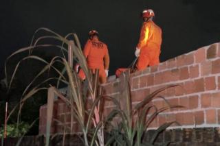 Bombeiros resgatam corpo de homem que morreu sobre o telhado de uma residência