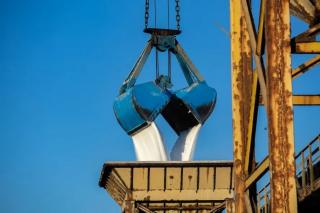 Conflito no Oriente Médio já reduz oferta de fertilizantes e pode fazer preço subir