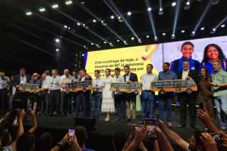 Governo de MT entrega 300 ônibus escolares aos municípios com investimento de R$ 128,7 milhões