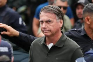 Moraes determina prisão domiciliar temporária a Bolsonaro