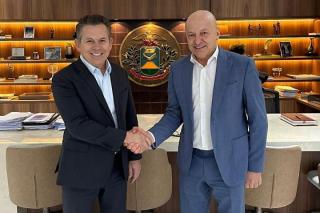 Mauro passa o comando do Governo de MT para Pivetta em cerimônia com troca de secretários