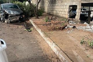 Homem destrói muro de condomínio em Cuiabá e estraga carros; vídeo