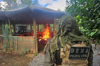 Polícia prende quatro pessoas e derruba nove construções ilegais às margens do Rio Cuiabá