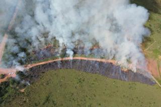 Corpo de Bombeiros realiza queima prescrita em Chapada dos Guimarães para minimizar riscos de incêndios florestais