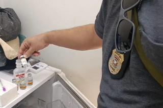 Polícia prende enfermeira que fingia ser médica e usava medicamentos irregulares em clínica de estética